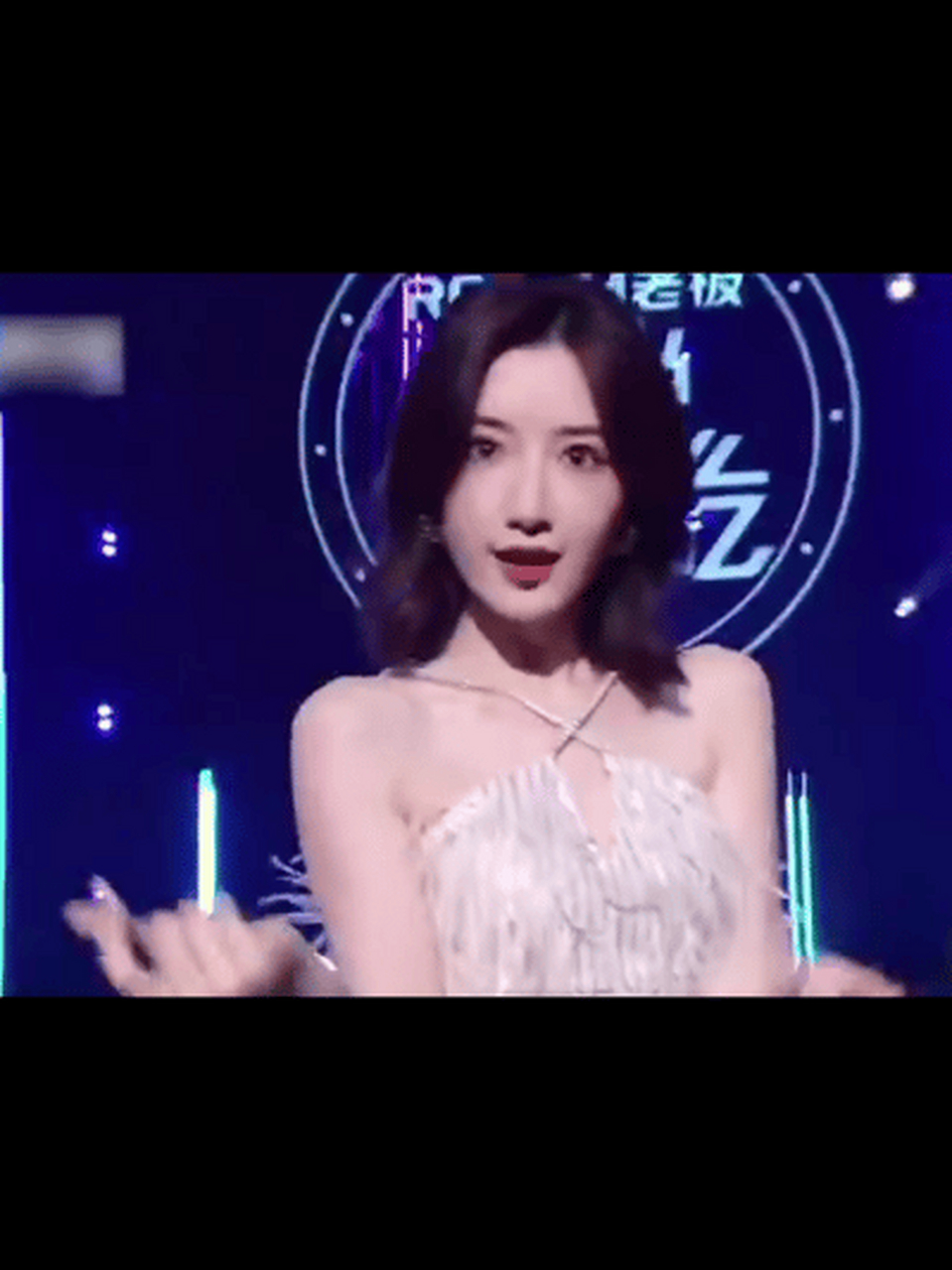 毛晓彤白羽毛吊带造型,跳舞又美又甜又辣[色][色] #综艺# #娱乐最前沿