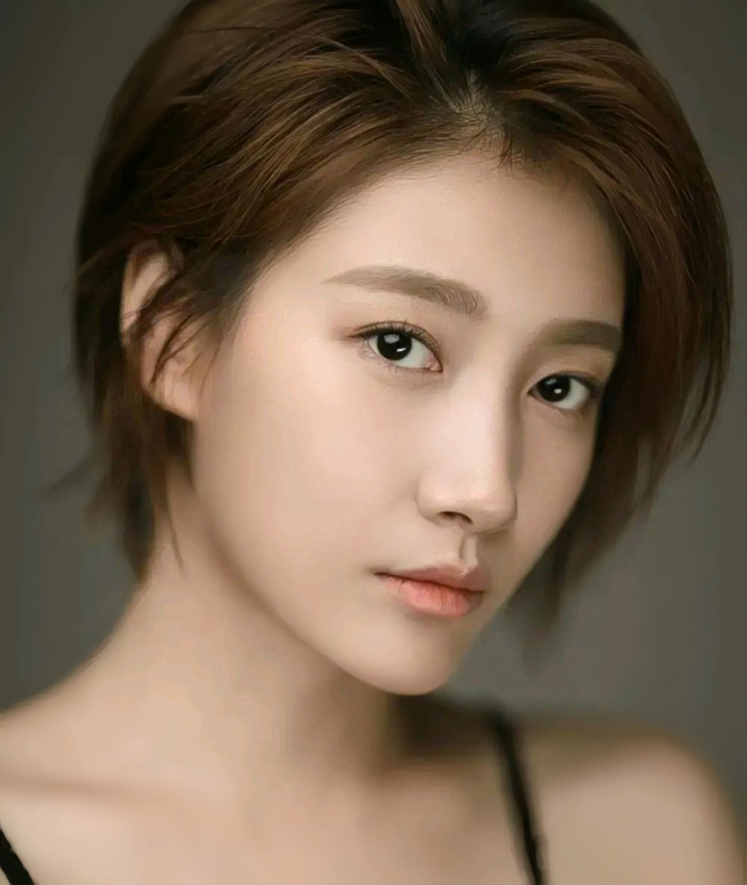 啜妮,一个被低估的演员,因为陈道明的五个字"好,我推荐她",她的戏约