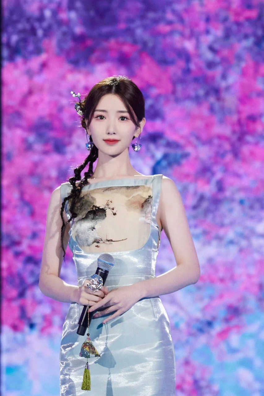 毛晓彤央视端午晚会造型|||露背旗袍 长裙设计 把水墨画穿在身上 又