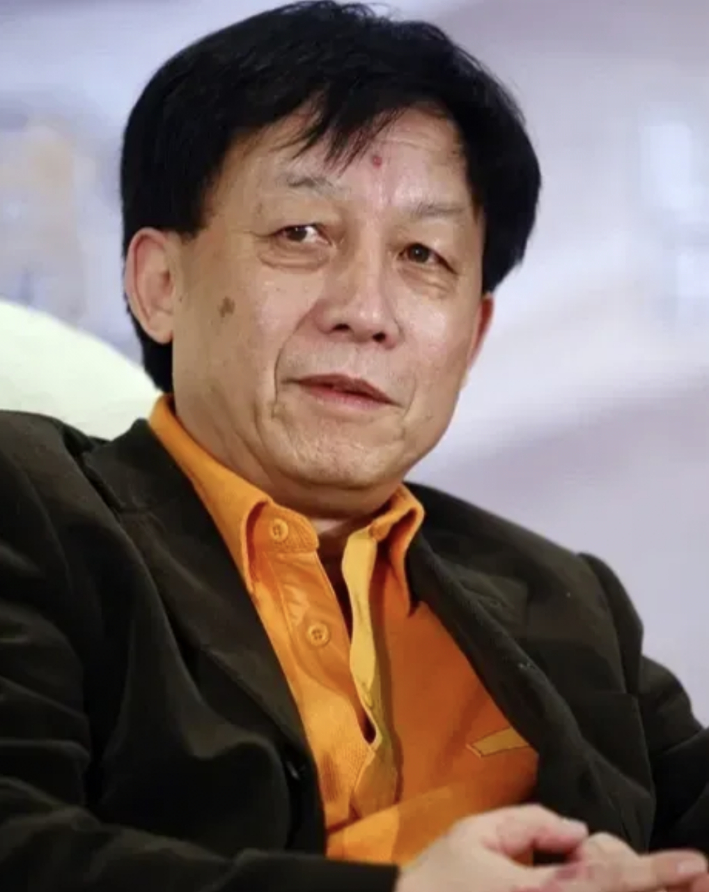 一次,网红教授郑强到厦门大学演讲,和易中天坐一起,郑强握手说:易教授