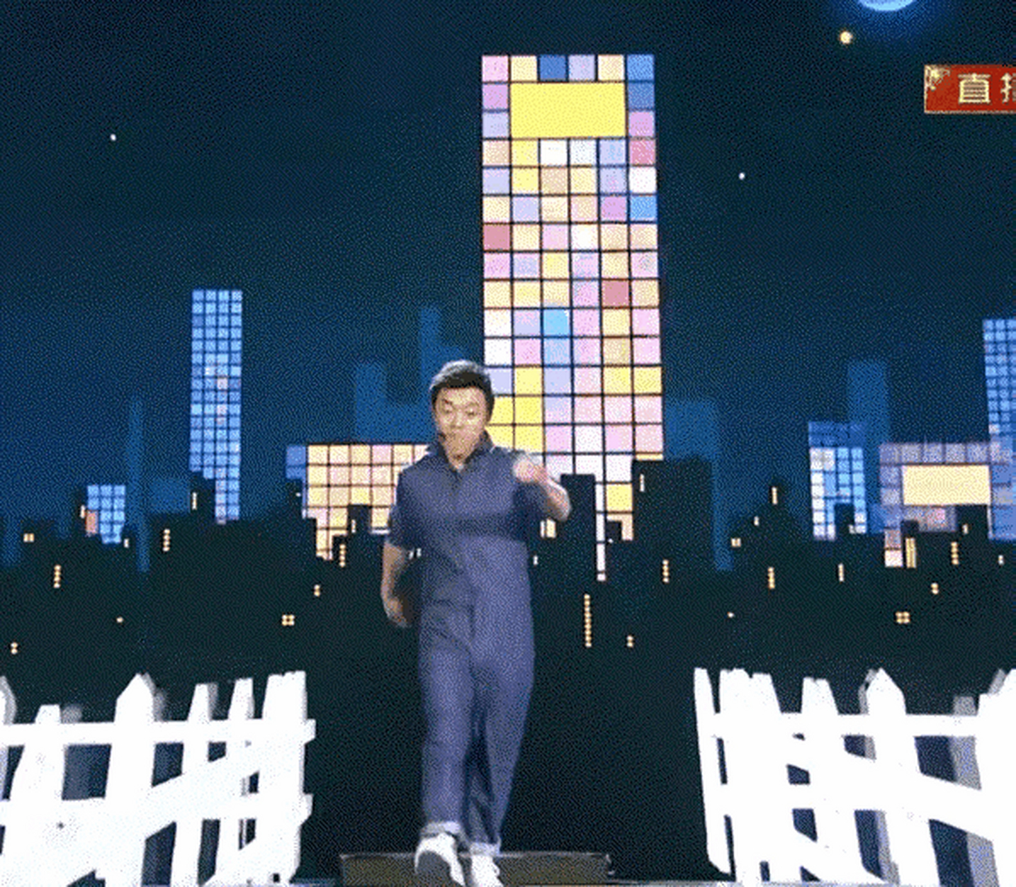 工装裤,跑步机,黄渤再上春晚走台步.