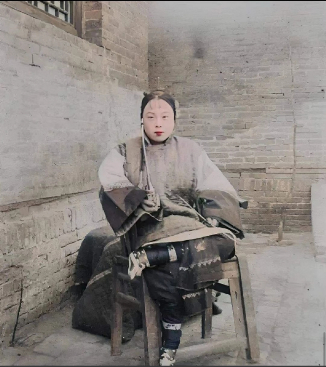 这张晚清老照片,捕捉到了一个穿着考究且颇具韵味的小脚女人.