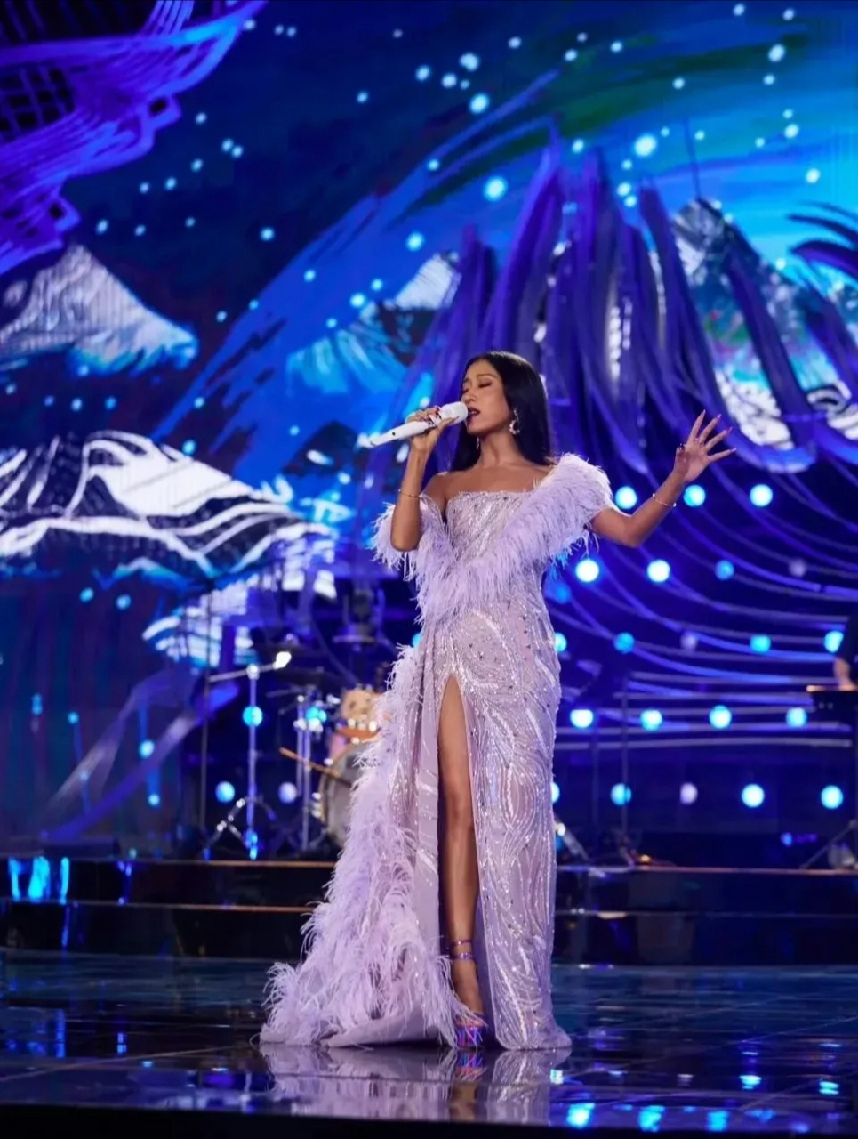 "  近日,七夕晚会上,歌手吉克隽逸的一身紫色羽毛开叉长裙引起了广泛