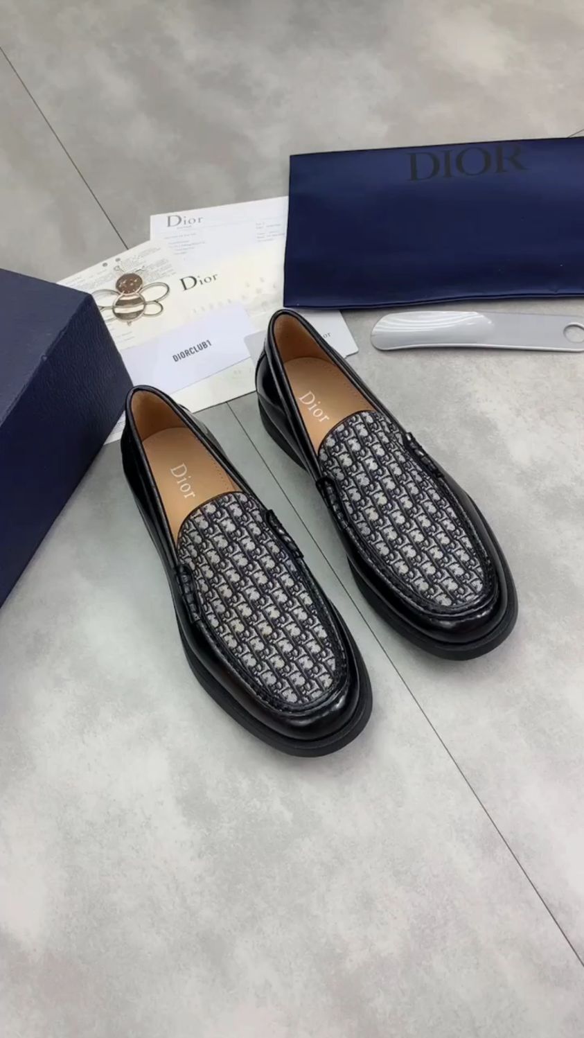 迪奥一脚蹬皮鞋尽显男士魅力