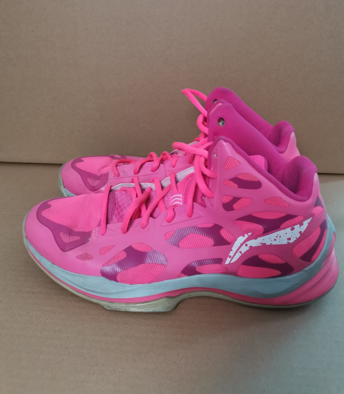 李宁45码音速3篮球鞋 正品,内长285,放的有点氧化,没有开胶.