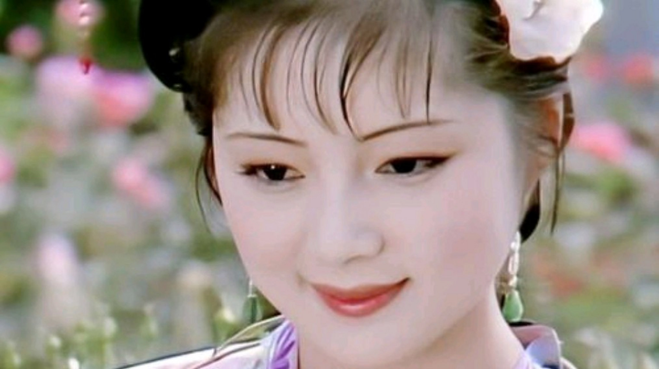 《红楼梦》里,薛宝钗听到宝玉梦中喊道:"什么金玉良缘,我偏说是木石