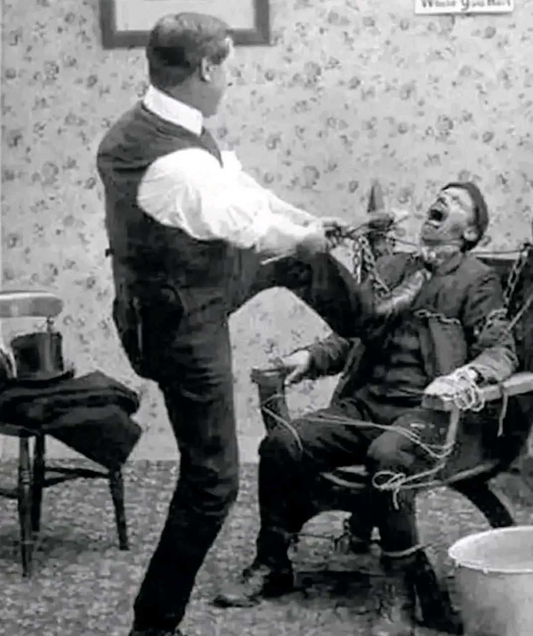 其实很多人都看错了,这是当时西方医生给顾客拔