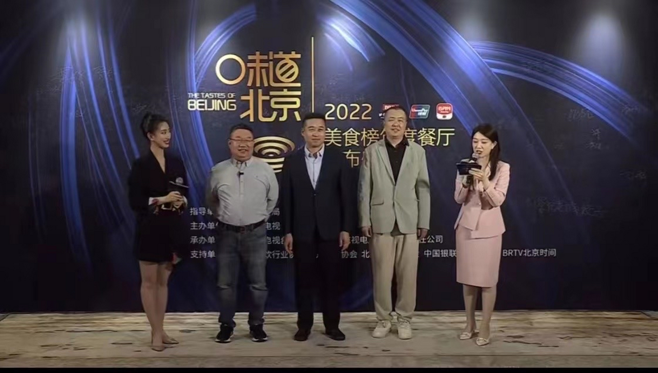 隋坡有两重身份,早年拜国宴大师郑秀生为师,在餐饮行业他打拼了30年