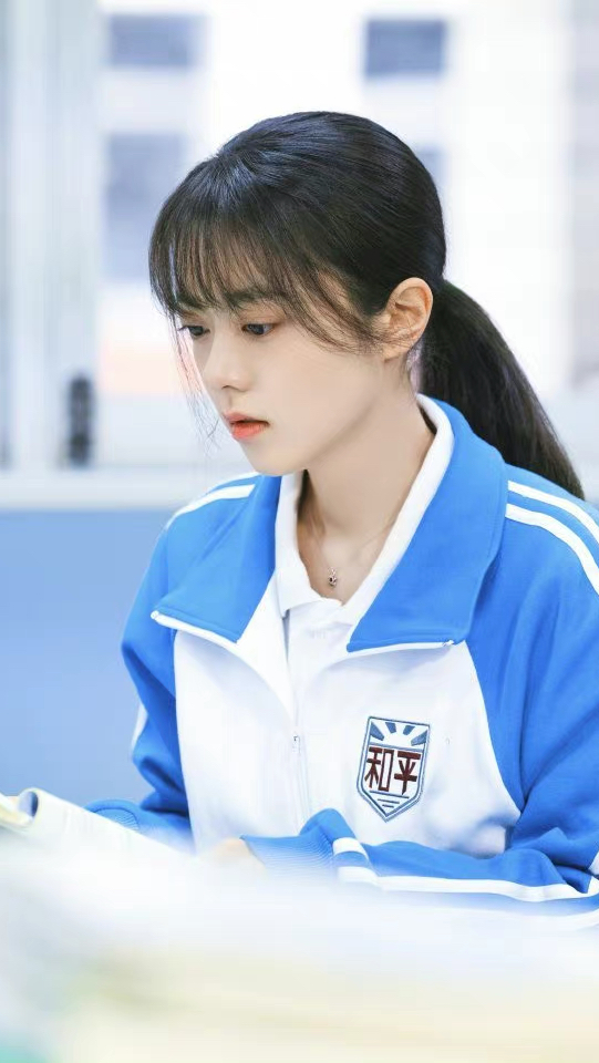 留刘海的赵今麦好有校园感妥妥的阳光女孩
