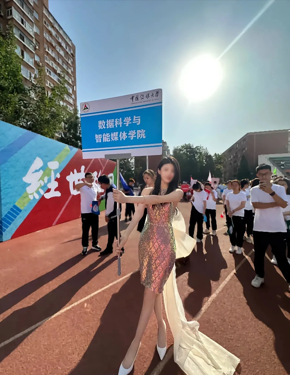 学校运动会,她举牌子可惜了,你说应该放在什么位置?