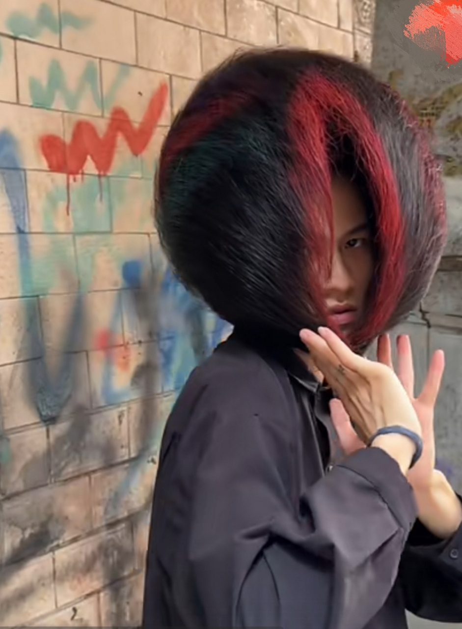 这个蚌壳发型有没比当年的非主流发型更炸?[左捂脸]