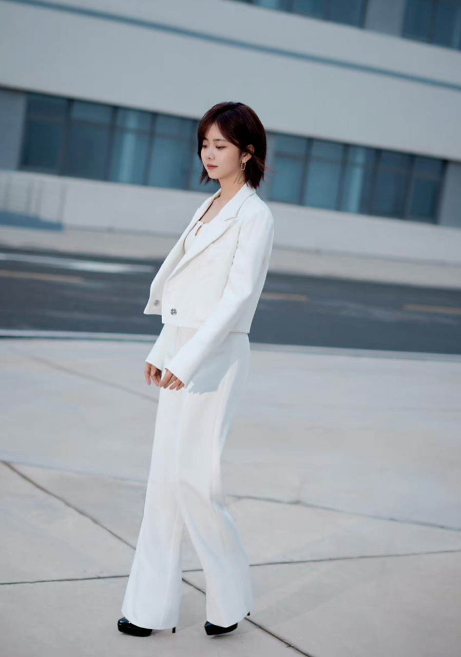 谭松韵亮相直播活动气质优越,她特意穿了长裤遮住高跟鞋,原本偏矮的