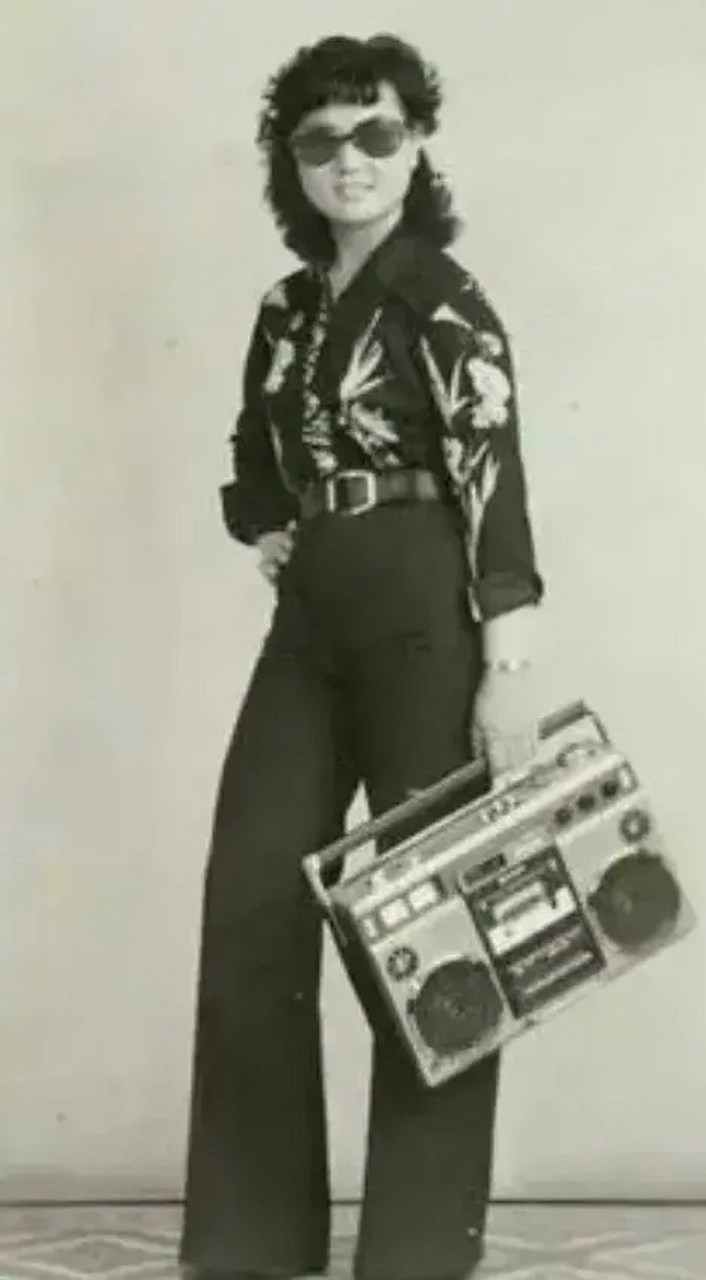 八十年代的时候 喇叭裤烫头发 被看不惯,伤风败俗 再以后 丝袜短裙