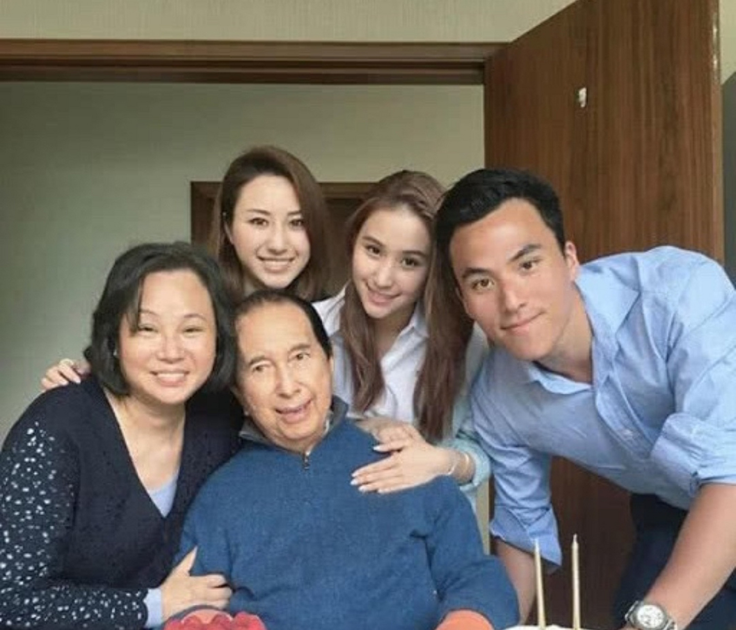 赌王的三太四太各自穿红色礼服陪赌王出席不同场合.