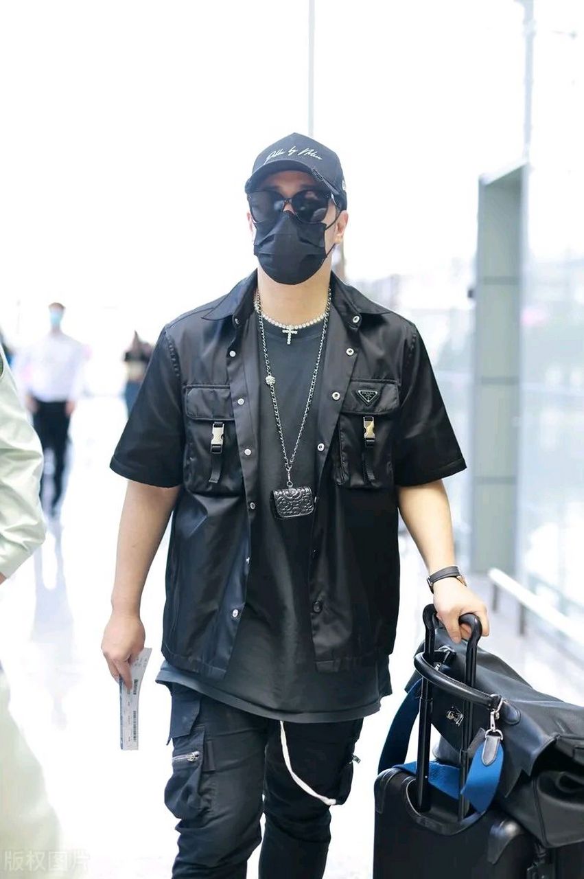 潘玮柏亮相上海机场,他穿了一身黑色的衣服,看上去特别的帅气,也很有