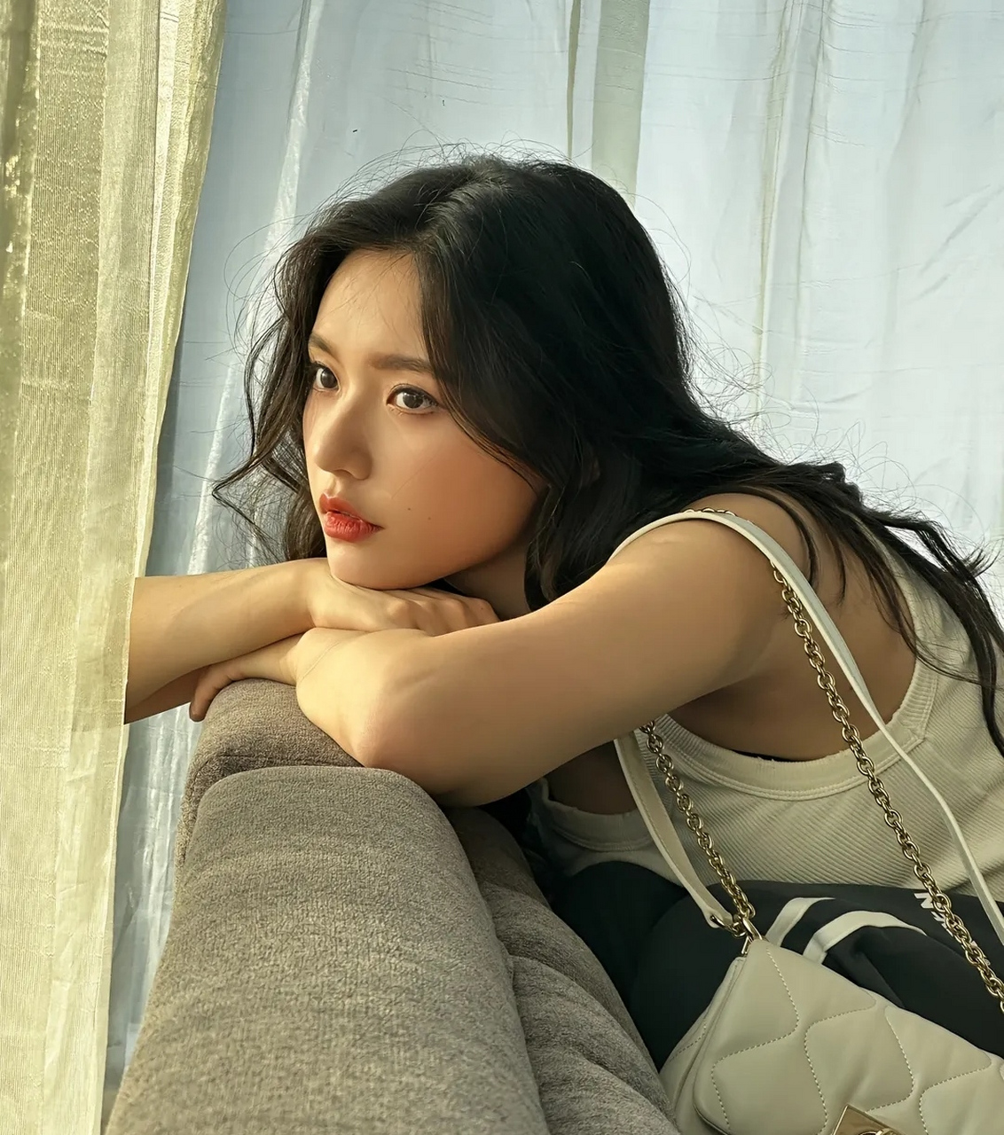 林允分享生活美照松弛感十足,自然散发的慵懒感特别有魅力,她是属于