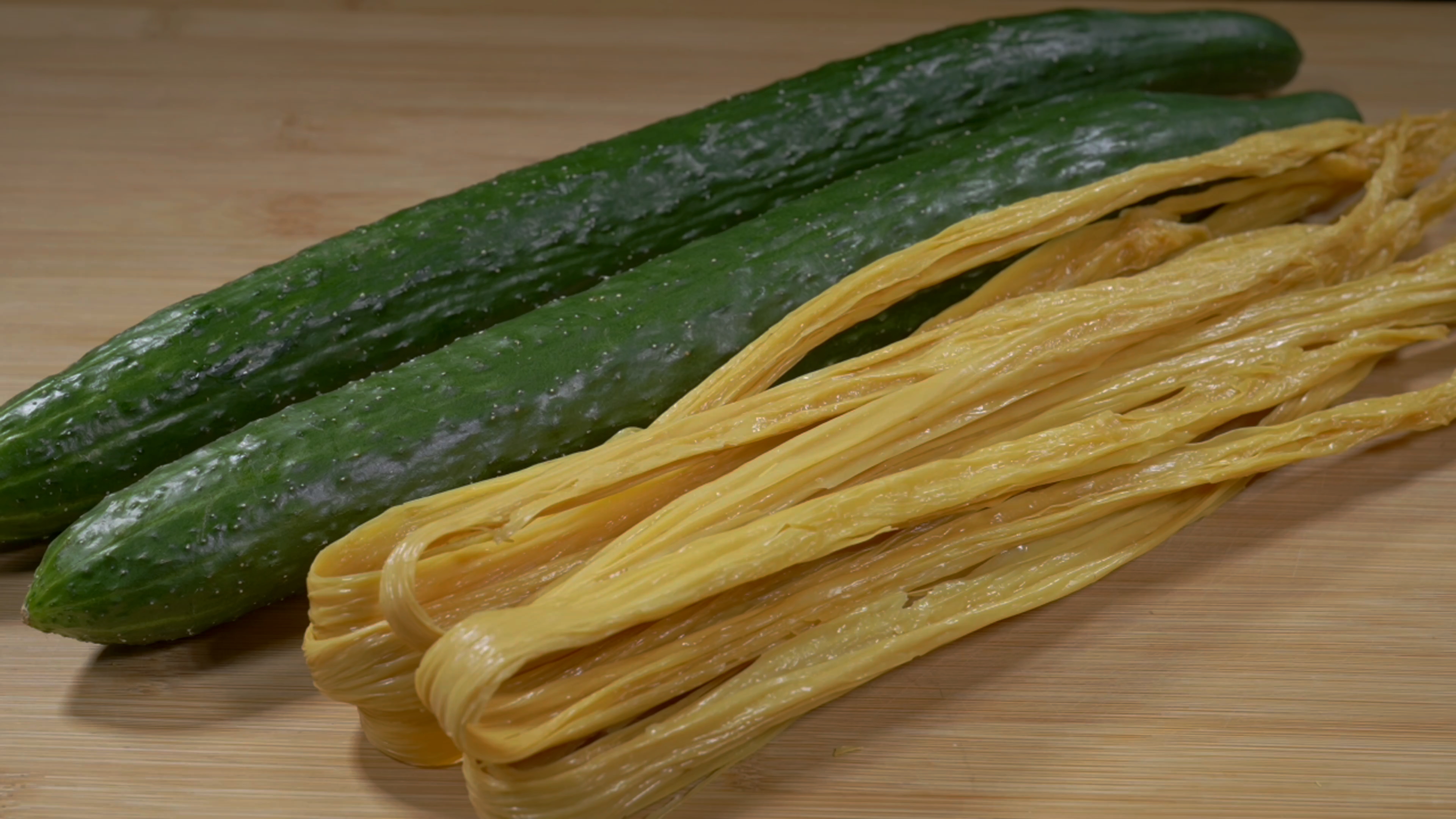 把腐竹黄瓜木耳放一起做个凉拌菜,吃着香辣过瘾