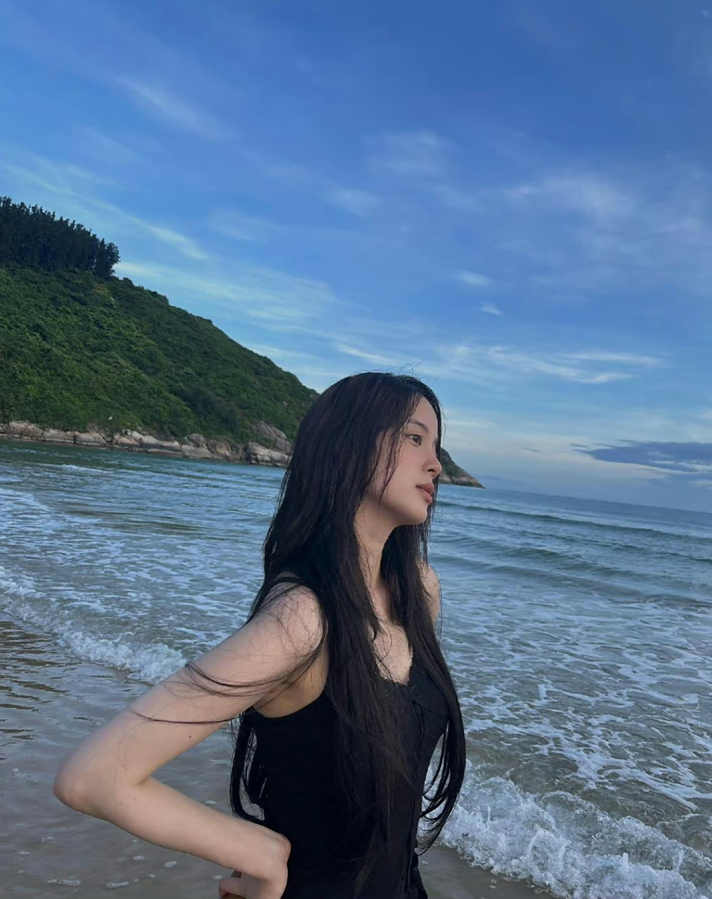 当红小花欧阳娜娜#欧阳娜娜# 释出一组自己在海边度假的私服照,身穿