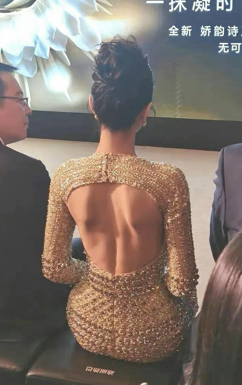 迪丽热巴哪都美,就是后背上这两块骨头为啥如此突出