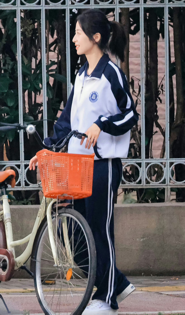 周雨彤参演新剧《半熟男女》的路透来啦,穿着校服,推着自行车,背着