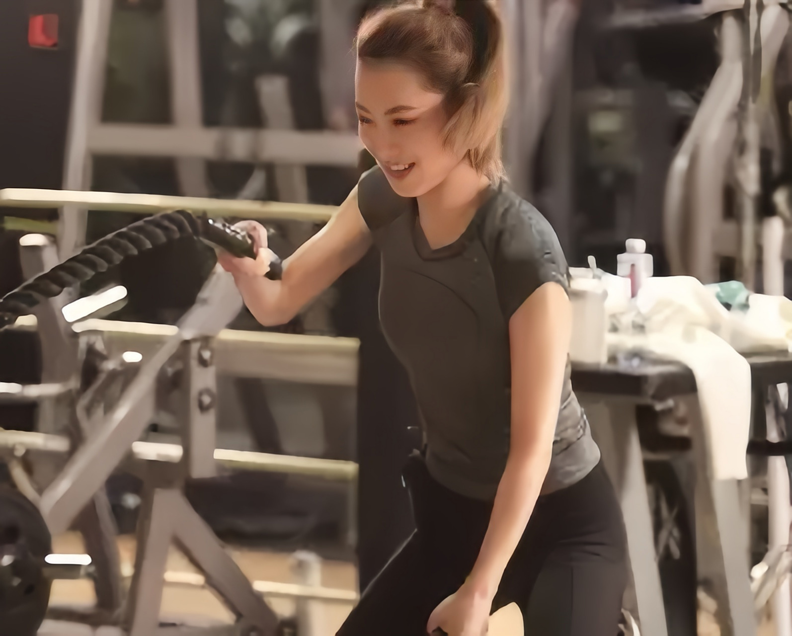 这位34岁的白冰展示出的"性感马甲线"真是令人叹为观止,看到这些照片