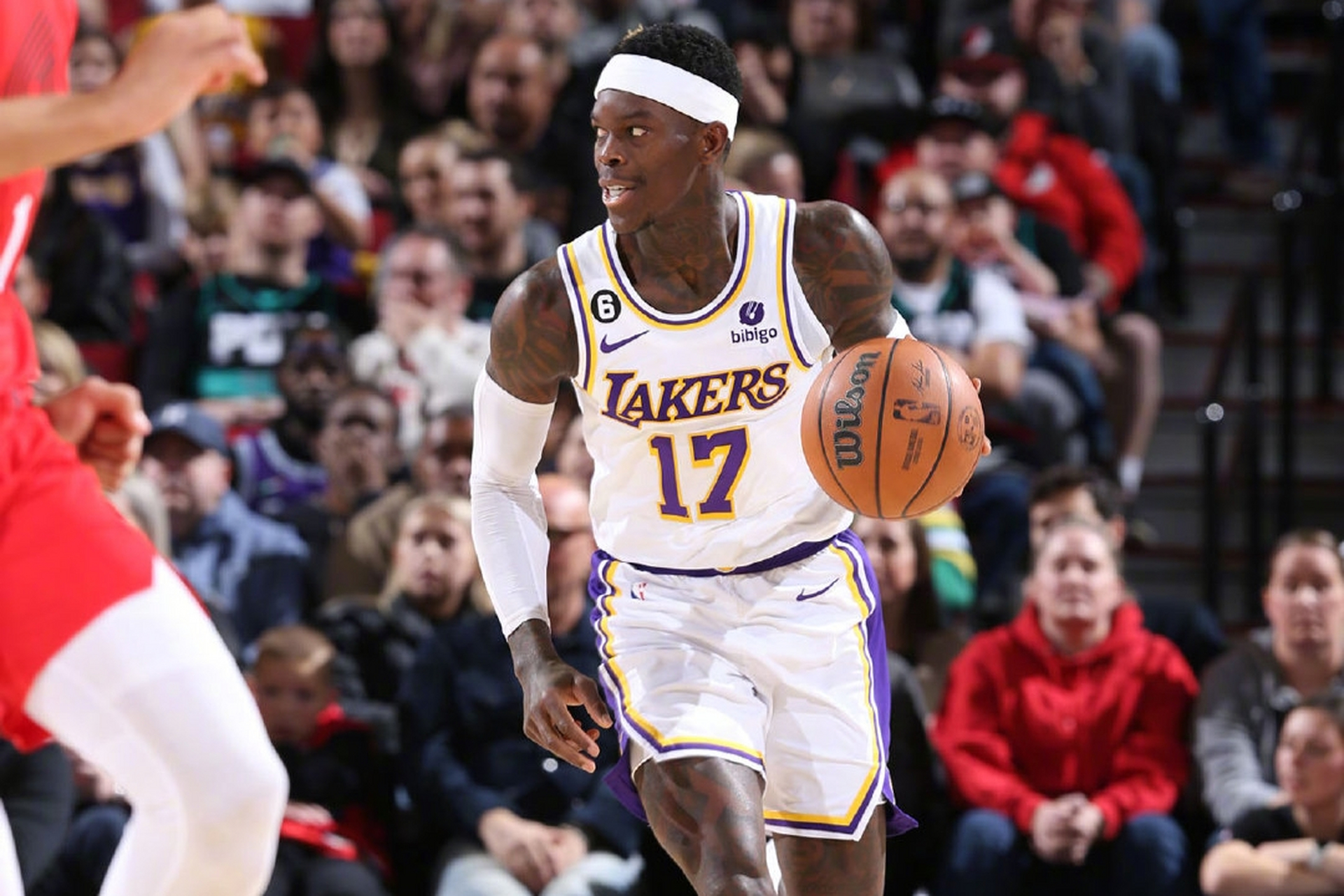 湖人施罗德全力拼抢!  今天nba常规赛湖人以115-133不敌快船.