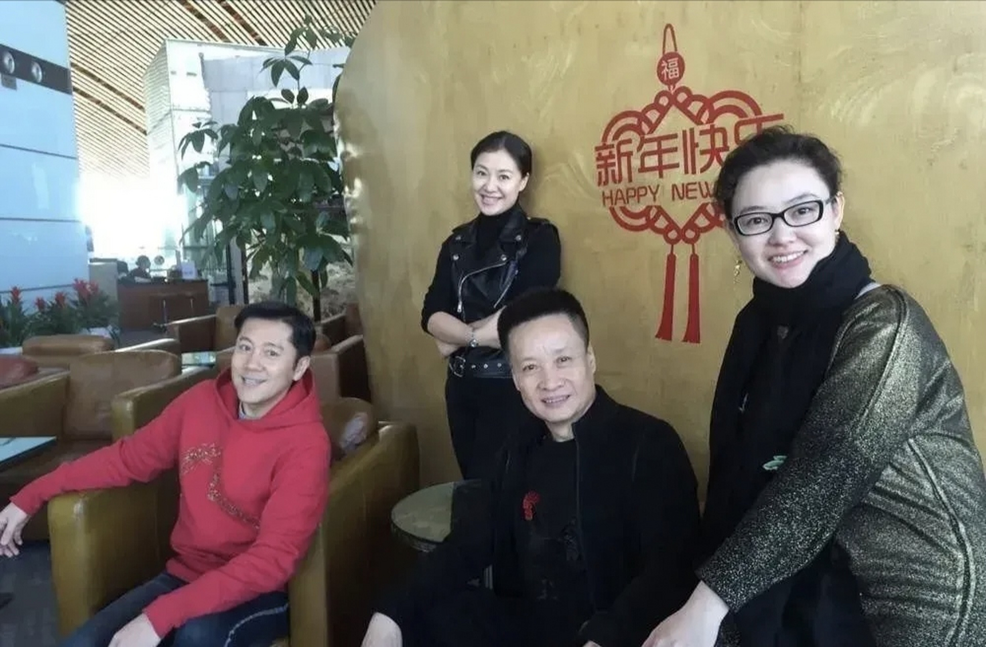 在全家福照片中,张美玲展现出她的高雅气质.