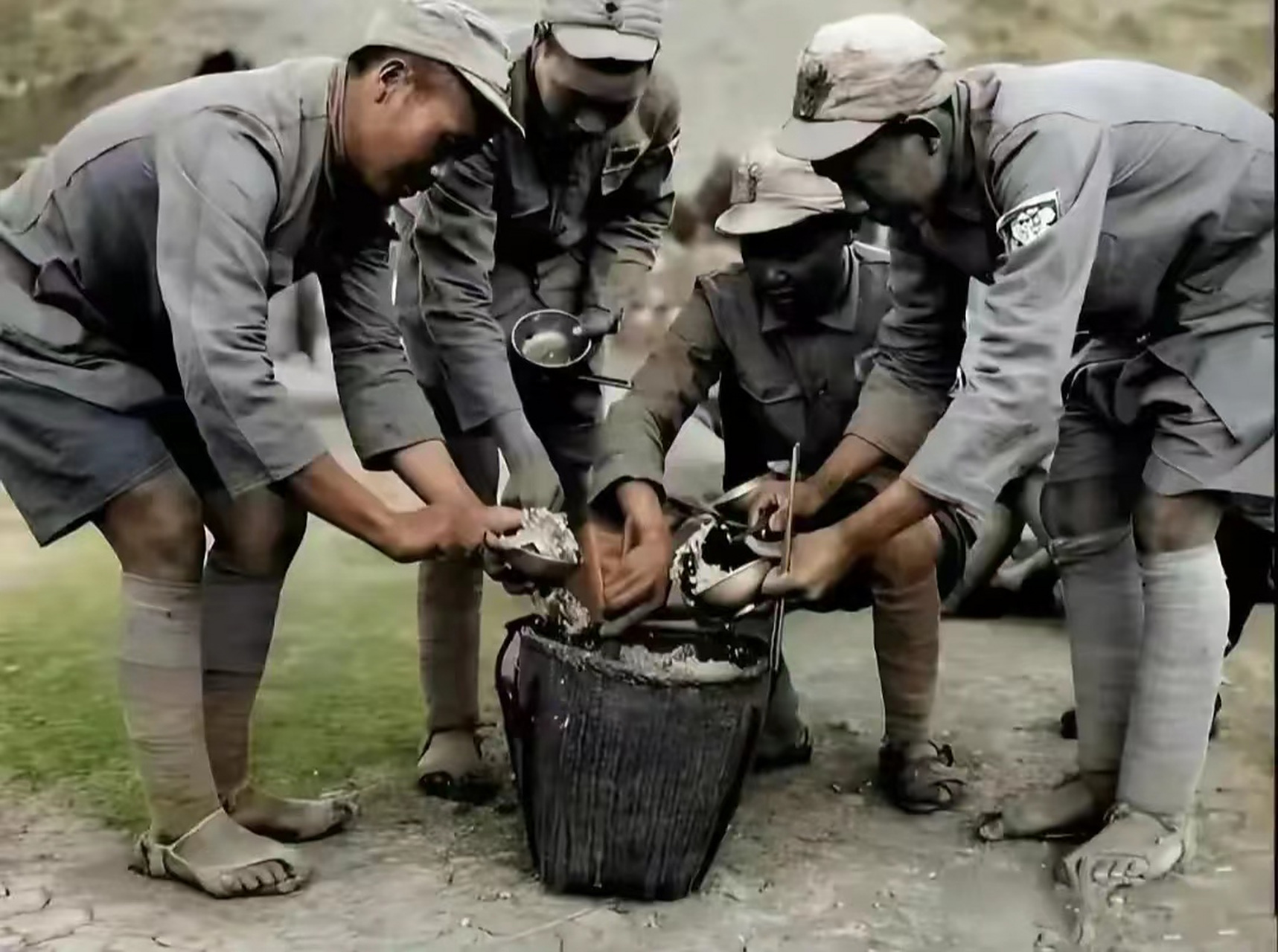 1939年,国民革命军第185师的士兵们正在吃饭时一张留影,他们穿着短裤