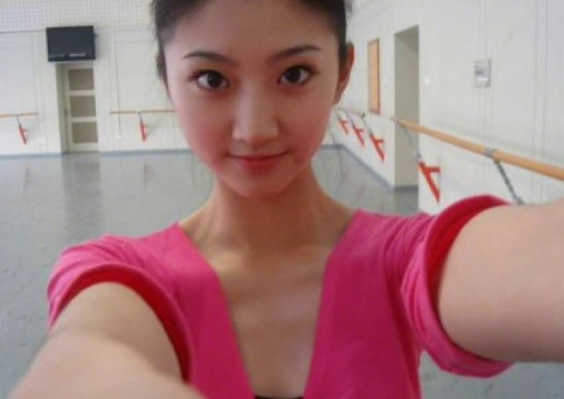 景甜 大学时期 舞蹈房练功照 当时真的好青涩 水嫩哦