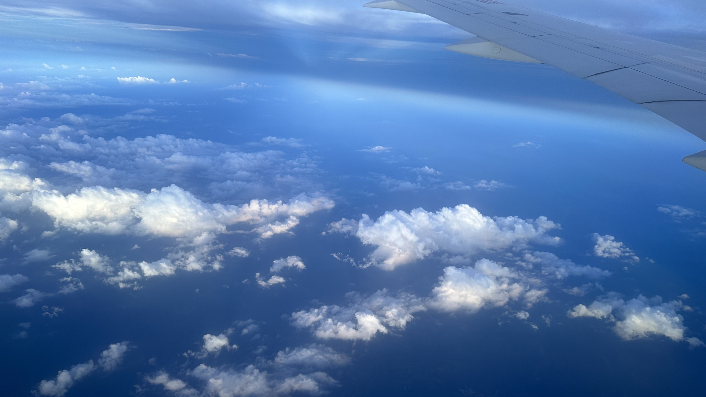 坐飞机穿透云层在上方俯视看朵朵白云和地面抬头看完全不一样,看起来