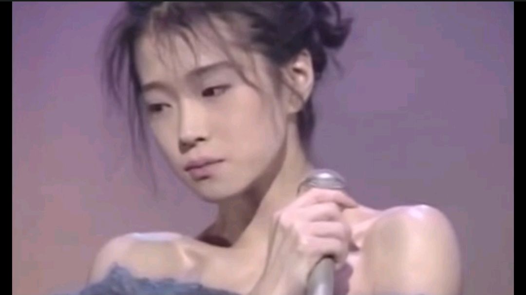 十里平湖霜满天,寸寸青丝愁华年。(中森明菜)这容颜谁见不犹伶