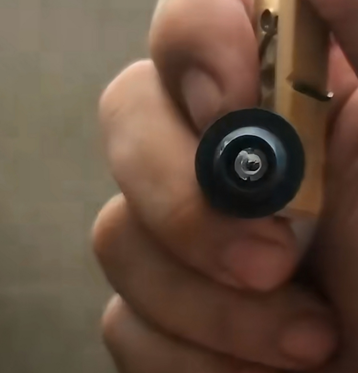 您小时候玩过吗?气门芯水枪,在那个物资匮乏的年代,这就算奢侈品了.