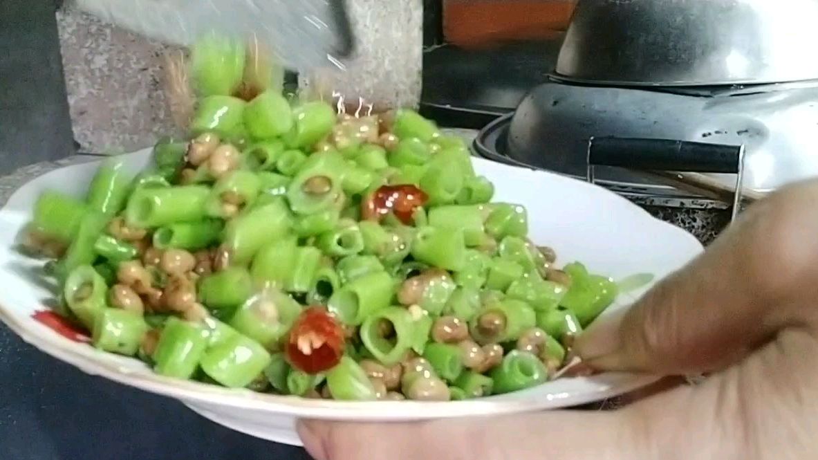 空心菜杆别再扔了,用它加上黄豆,锅里一炒特别好吃