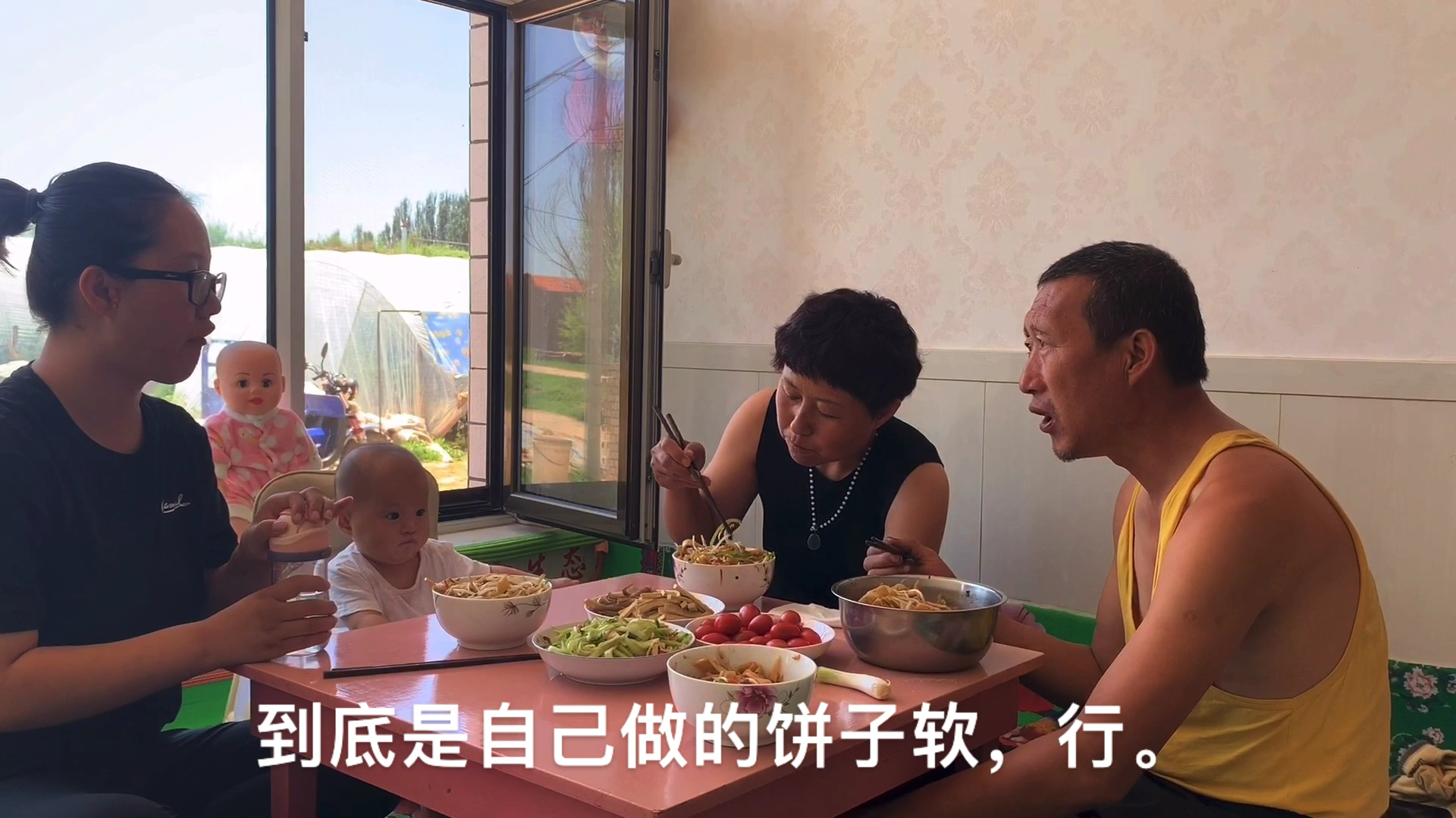 佳雨妈午饭做了绿豆芽炒饼丝,庄户人饭量大,自己蒸饼子,够充足
