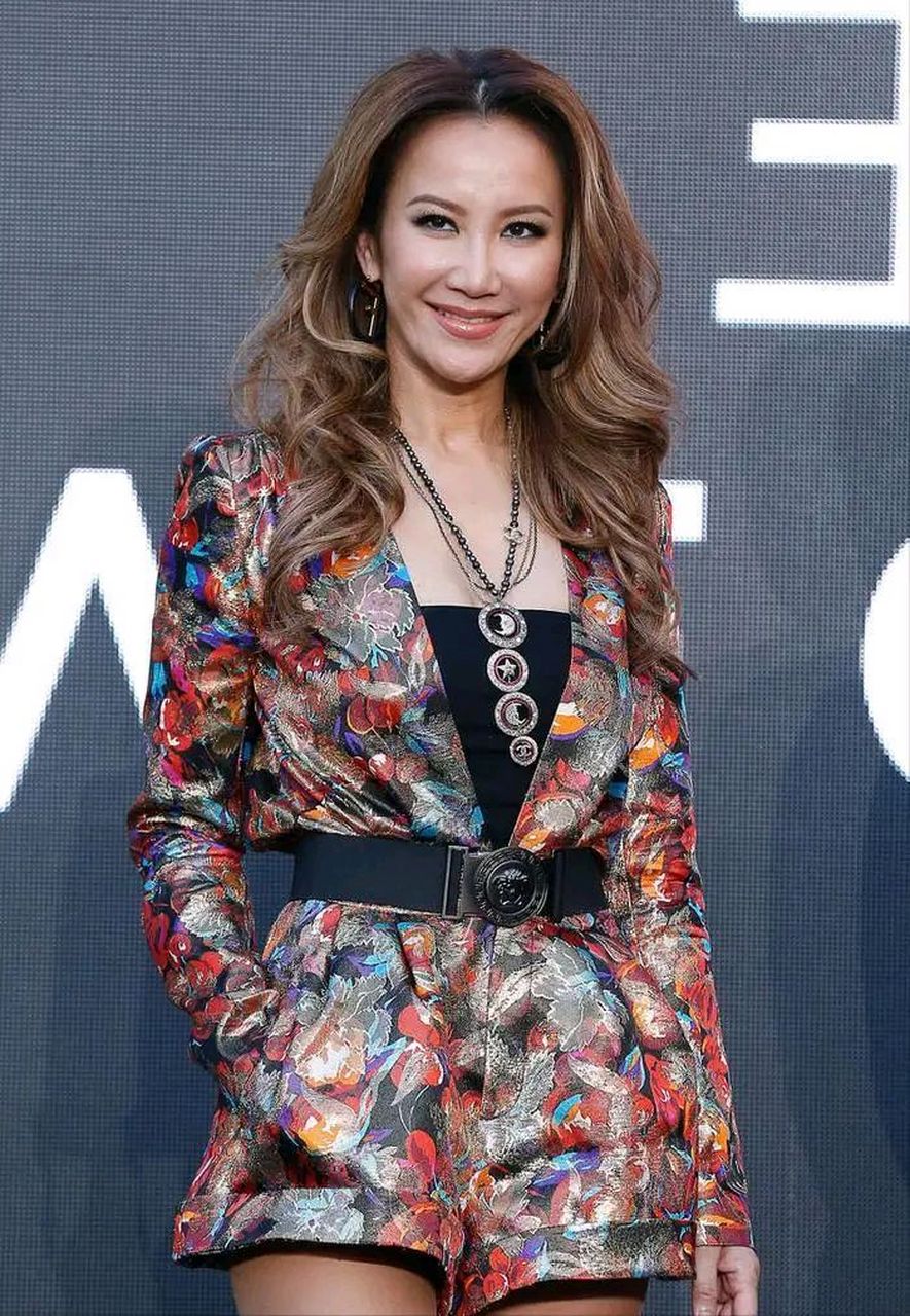 有谁会想到光鲜亮丽, 名利双收的歌手李玟 生命定格在48岁!