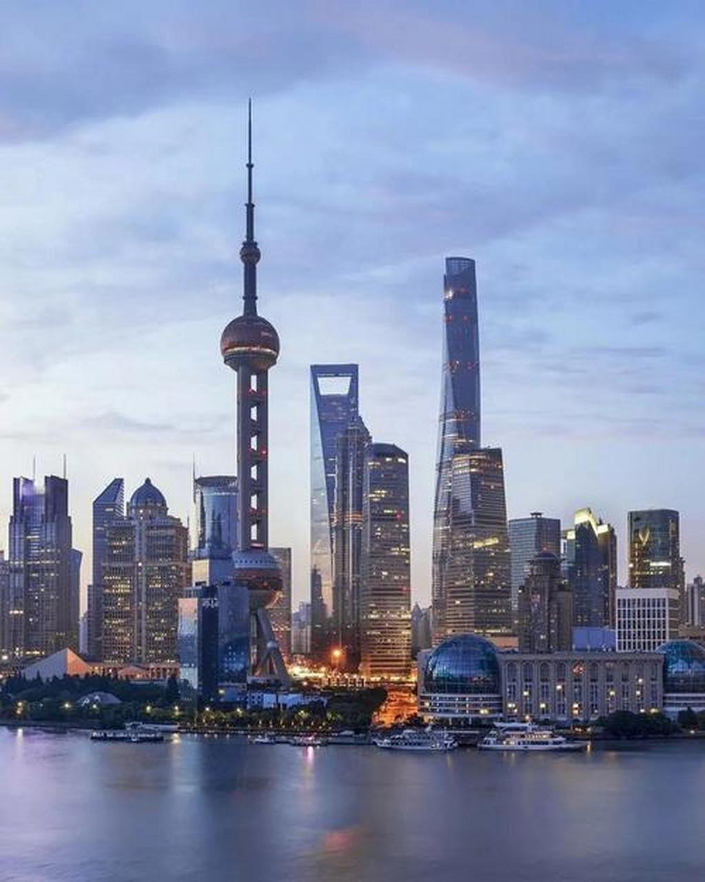 我外甥4岁就很想做大哥,但在上海能做到有点难度,我女儿结婚时雄心