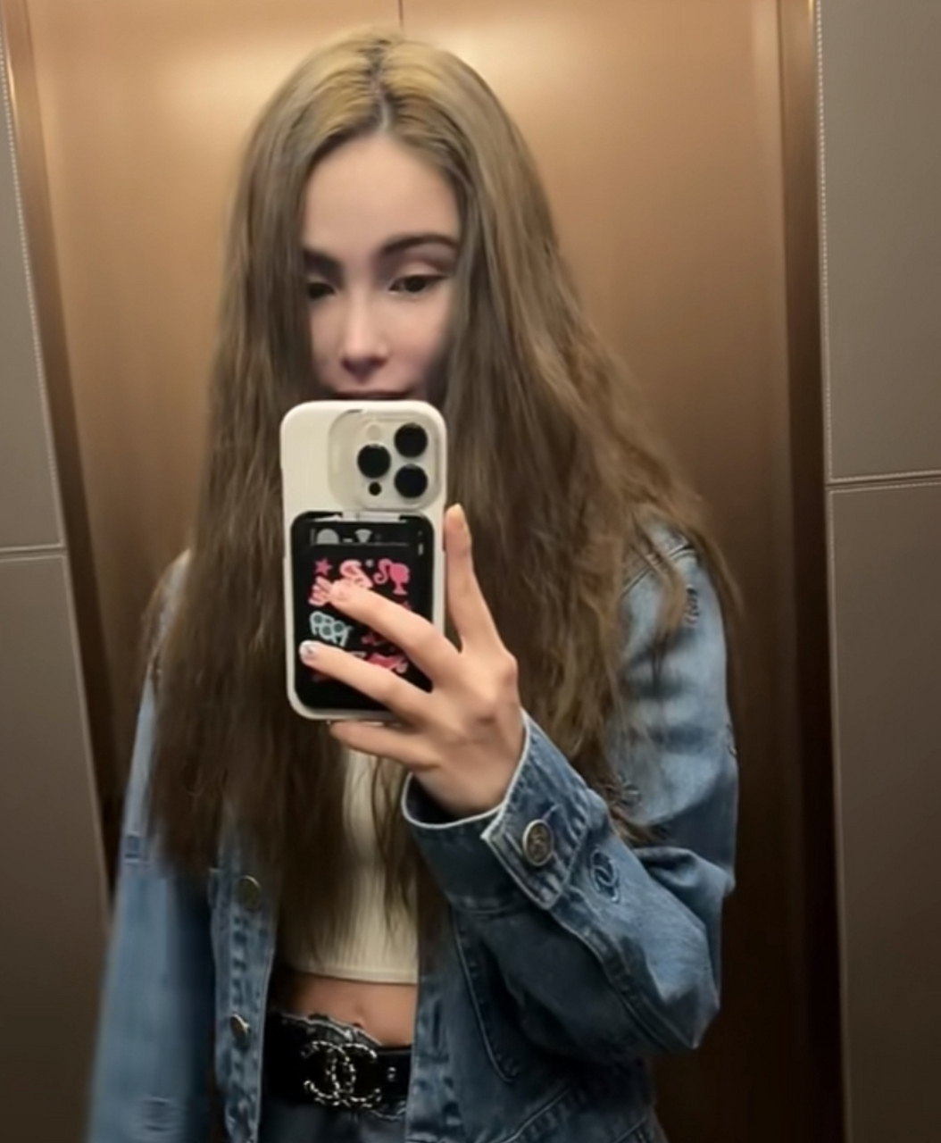 昆凌外出吃饭对着镜子自拍,她的发量也太多了,厚实的头发遮住两边脸颊