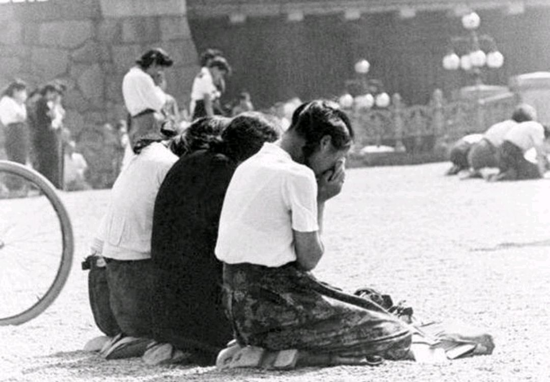 1945年8月15日,日本天皇宣布投降,日本民众跪地不起,为何?