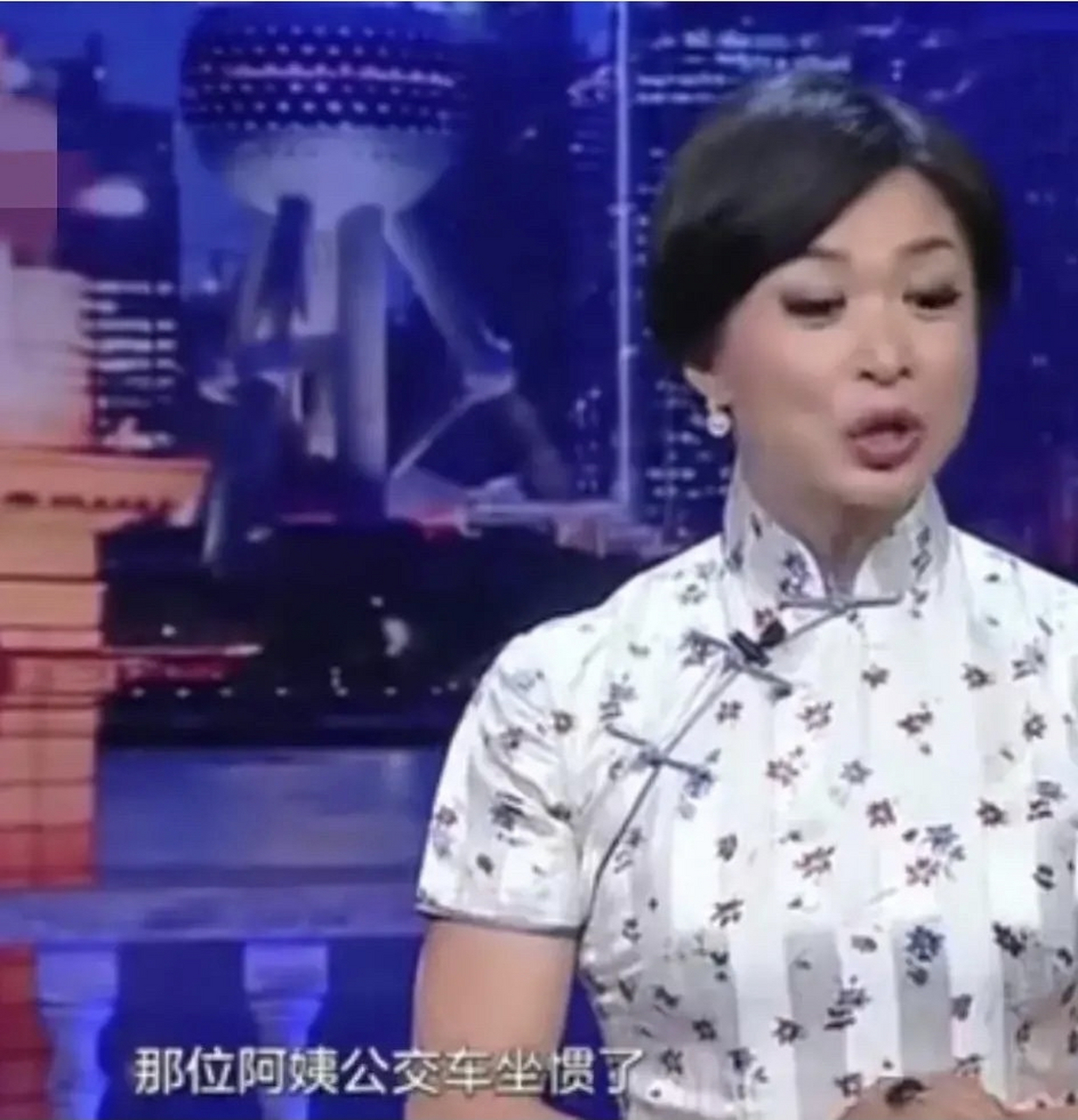 有一次,金星带孩子坐飞机,正在排队检票,突然就有一个大姐嘴里叼着