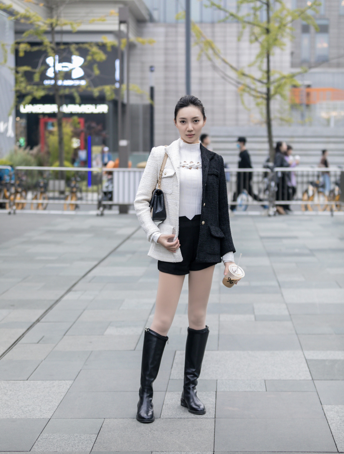光腿神器是个好东西,搭配长靴还是短裤,都能凸显大长腿