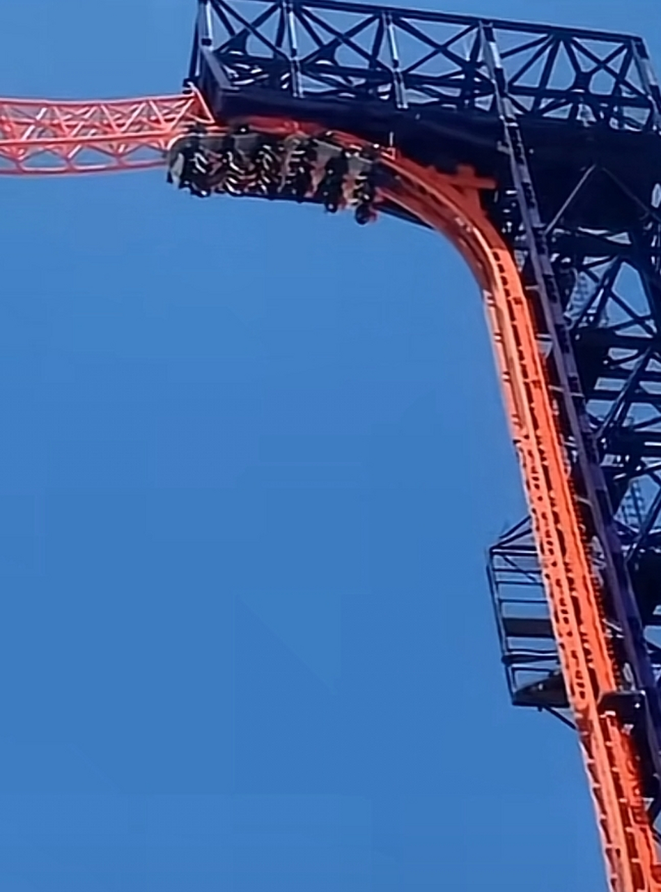 河北秦皇岛,南戴河国际娱公园一过山车发生停电事故,整个过山车上的