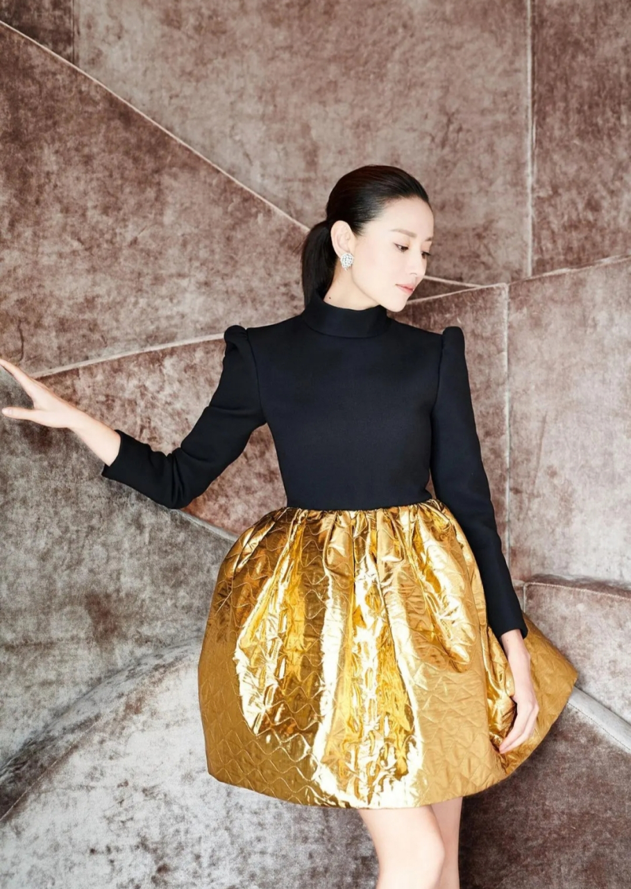 董洁的状态真好,身穿黑金色拼接连衣裙,时尚减龄,青春靓丽!