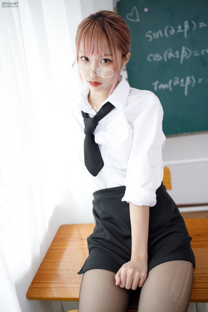 森萝财团精品写真@JKFUN-011 20D黑丝肉丝吊带袜 教师至服 [1V/115P/2.97G]的插图