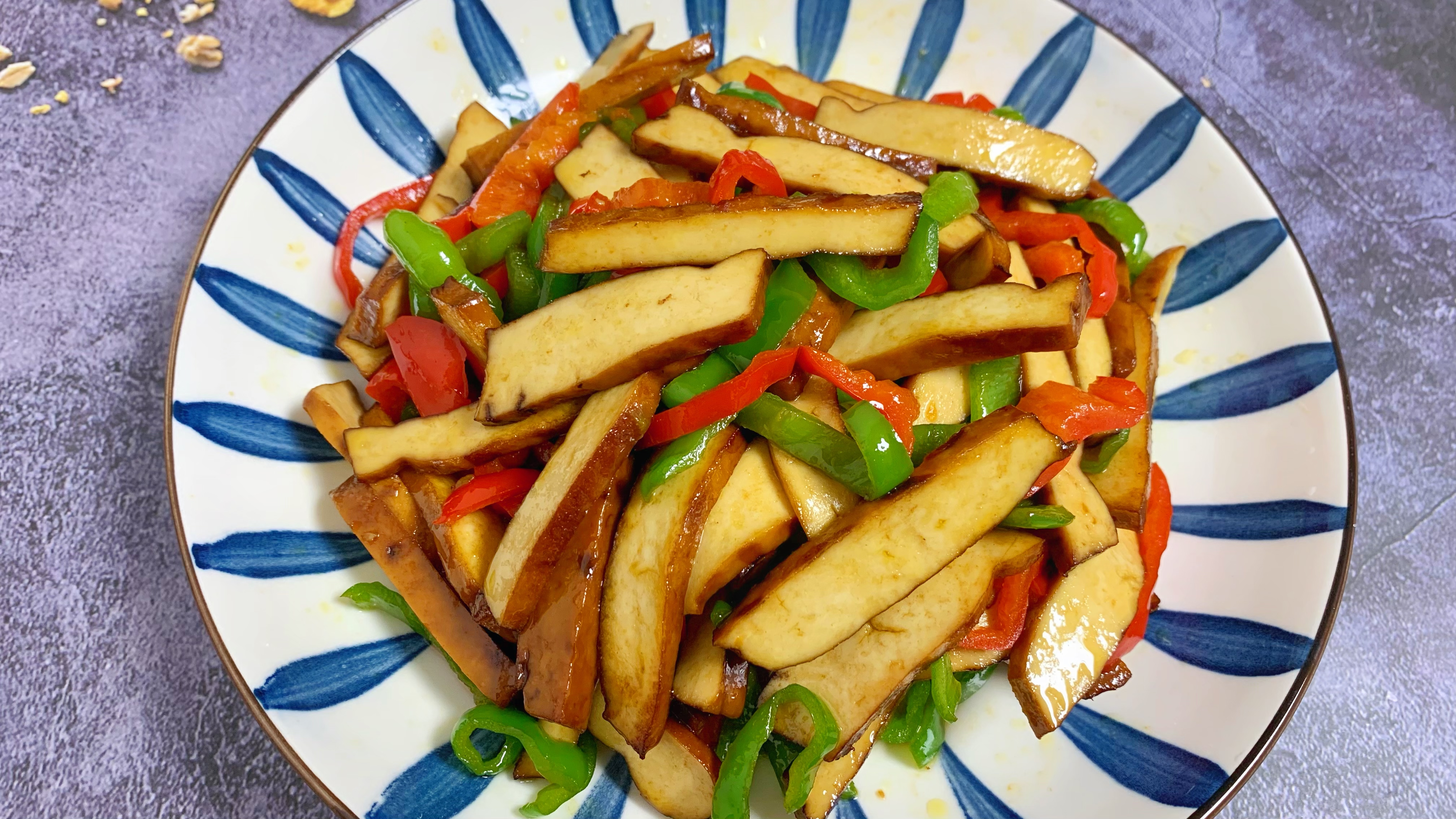 我家孩子最爱吃的香干这样炒,香干鲜嫩入味青椒清脆爽口,超下饭