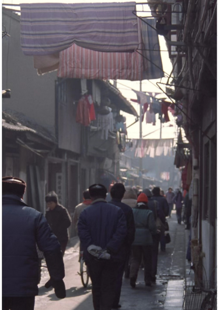 寻找百度ai写手 1980年,上海的弄堂里拍摄到了一张老照片,这张照片