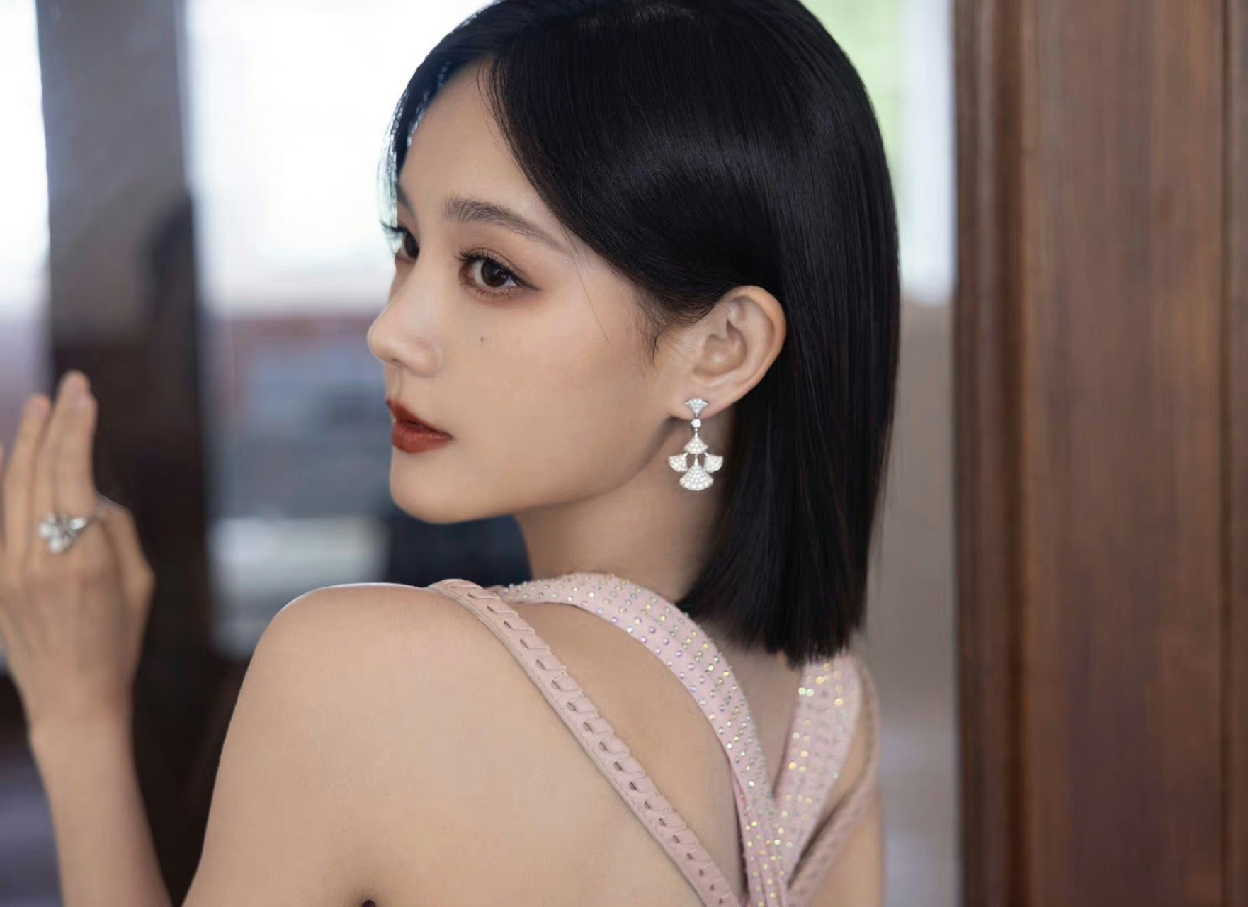 [鲜花][鲜花] 不得不说粉色真的是很难驾驭,不过穿在李一桐的身上到是