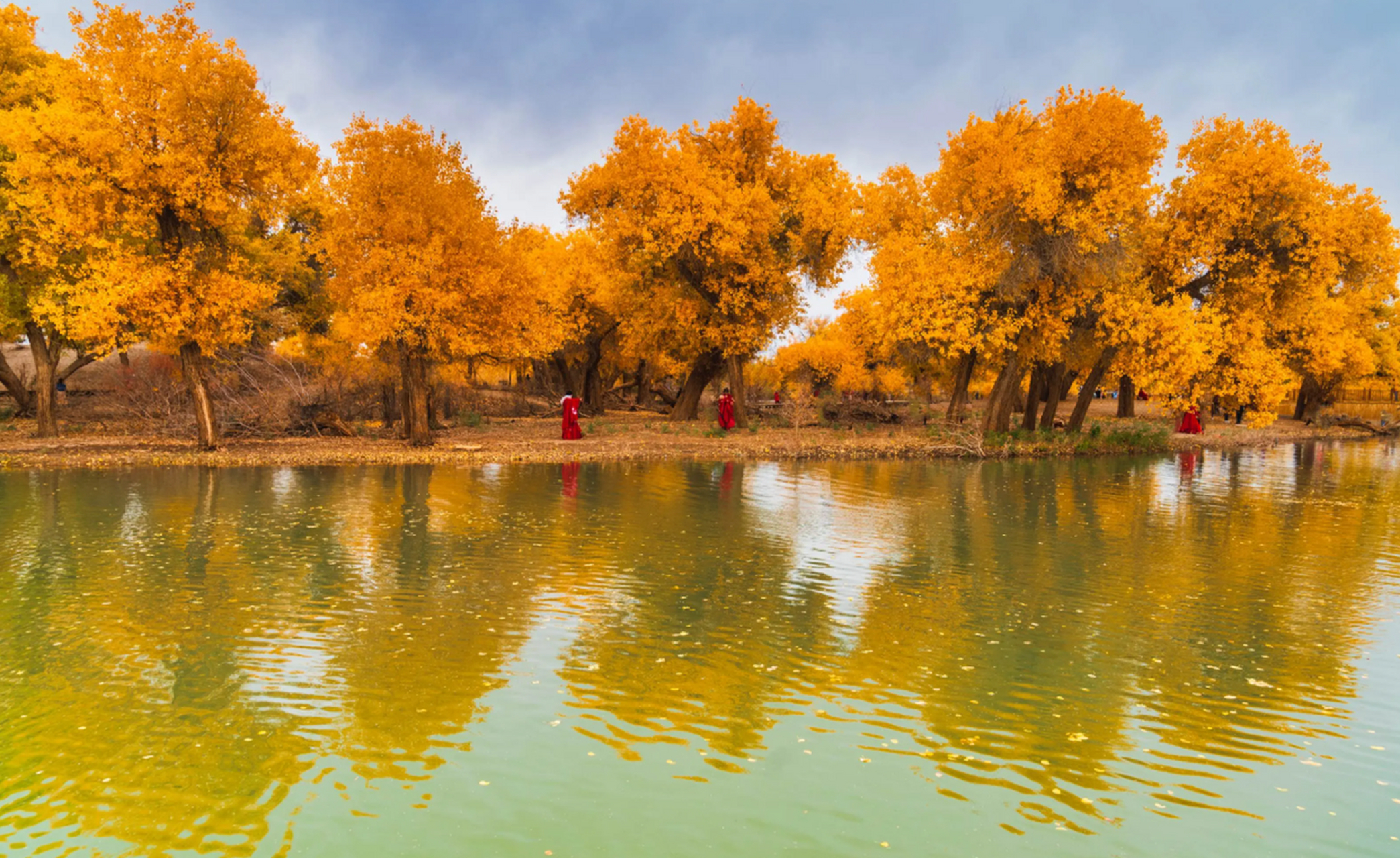 秋季旅游是一个非常美好的体验,因为这个季节有温和的天气和美丽的