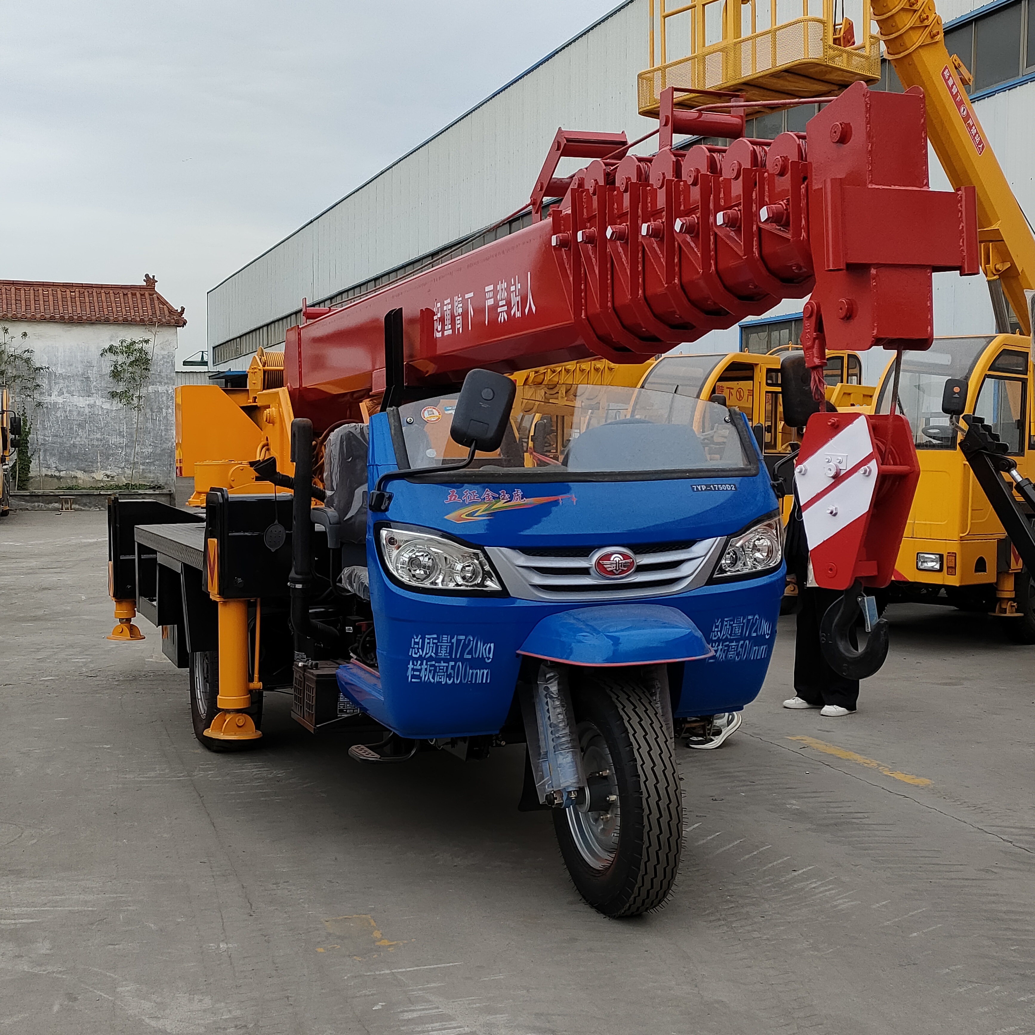 3吨5吨小型农用三轮吊车 液压三轮自备吊 农村建筑工地用起重机