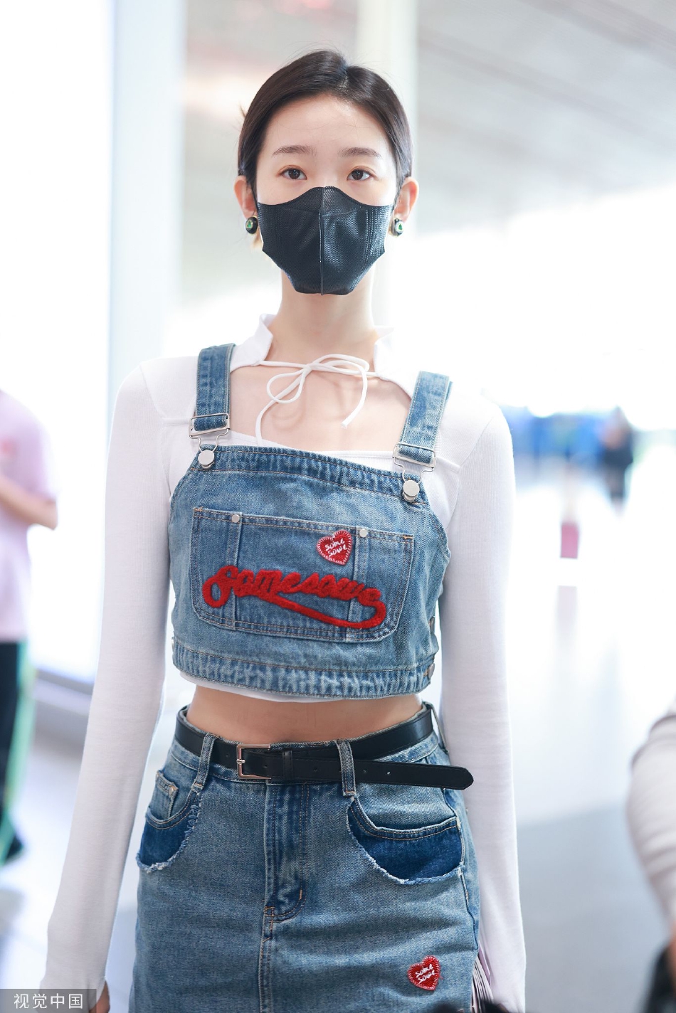 组图：张艺凡长发盘起现身机场 穿牛仔背带和短裙靓丽甜美第3张图片