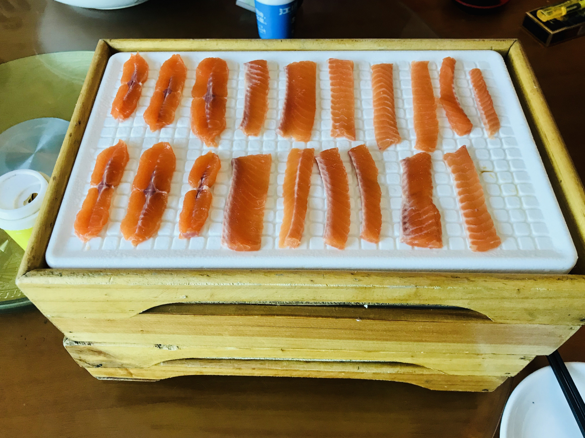 郴州市东江湖三文鱼上桌了,颜色橙红泛着油光,吃得很过瘾